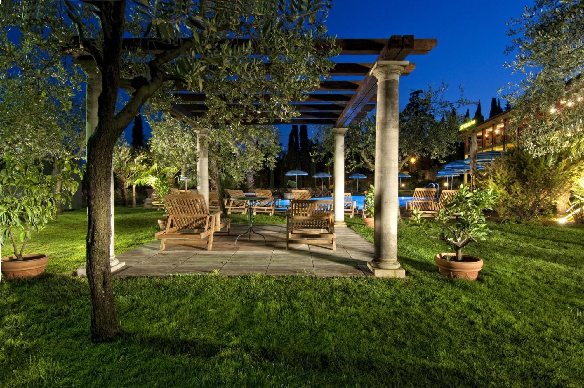 Villa Madrina Lovely And Dynamic Hotel Garda  Kültér fotó