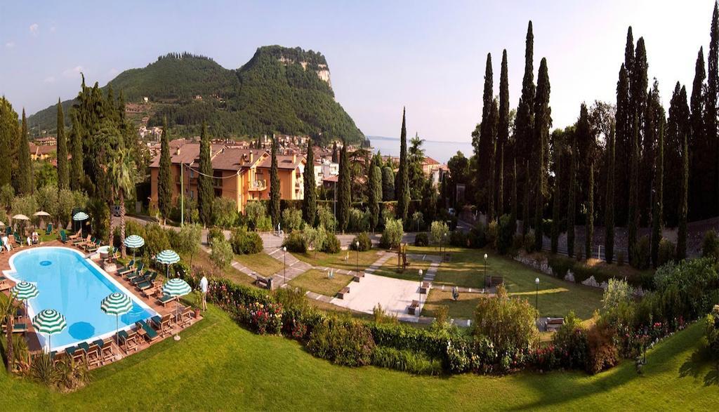 Villa Madrina Lovely And Dynamic Hotel Garda  Kültér fotó